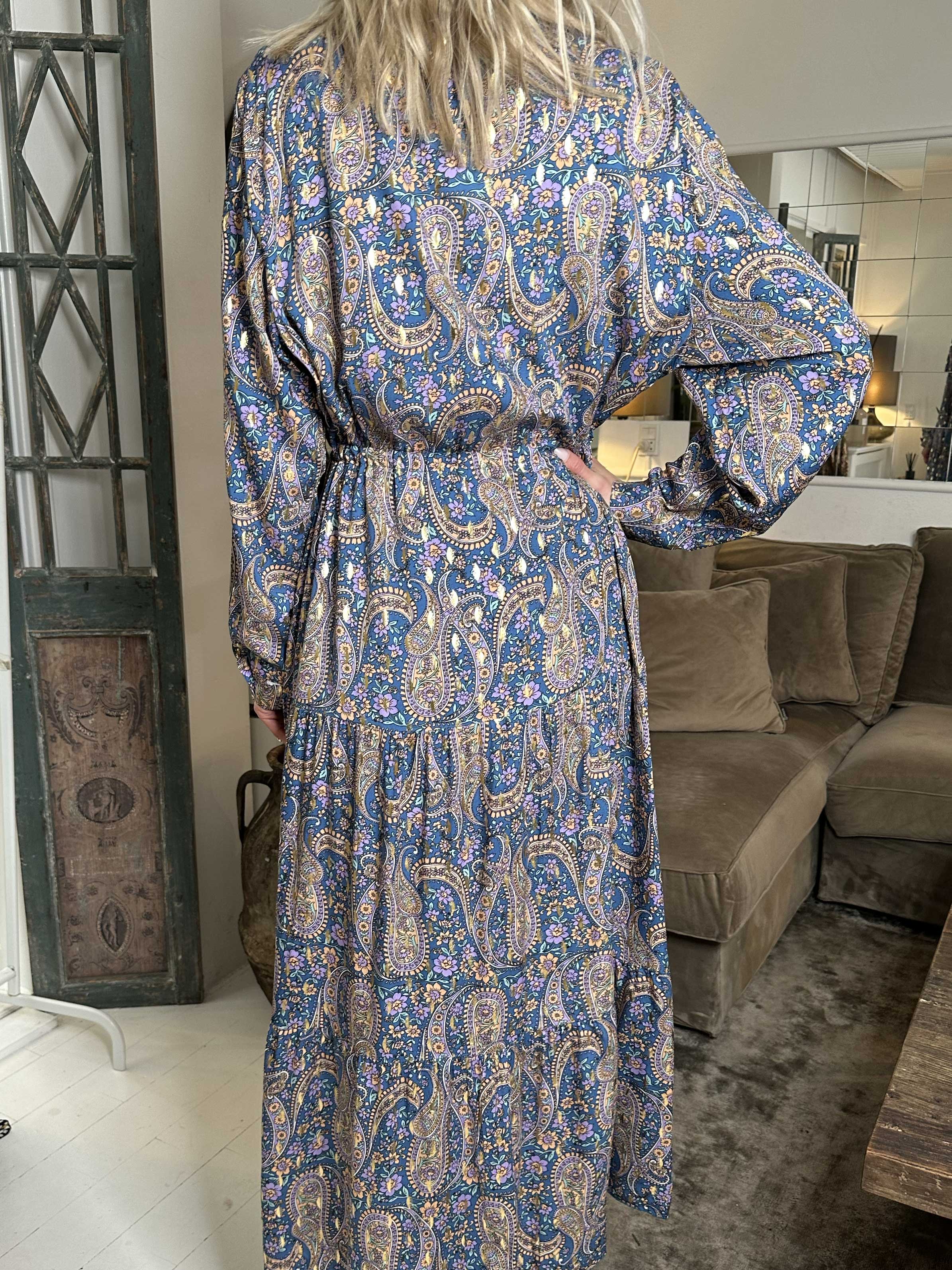 Shelly Paisley - Lång mönstrad klänning i viskos med gulddetaljer